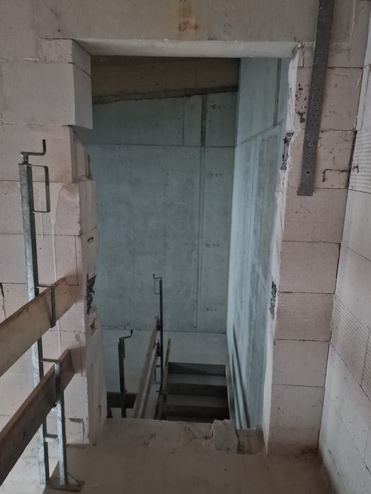 Ein Bild, das Verlassen, Im Haus, Wand,
Verfall enthält. Automatisch generierte
Beschreibung